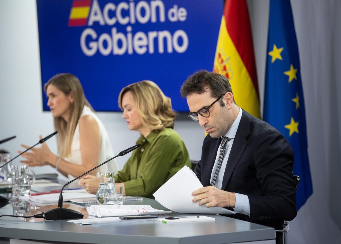 De izquierda a derecha, la  vicepresidenta tercera del Gobierno y ministra para la Transición Ecológica y el Reto Demográfico, Sara Aagesen; la ministra de Educación, FP y Deportes y portavoz del Gobierno, Pilar Alegría, y el ministro de Economía, Comercio y Empresa, Carlos Cuerpo, durante la rueda de prensa posterior a la reunión del Consejo de Ministros del 24 de junio de 2025 | ALEJANDRO MARTÍNEZ VÉLEZ (EUROPA PRESS)