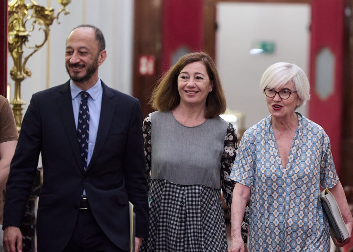De izquierda a derecha, el vicepresidente primero de la Mesa del Congreso, Alfonso Rodríguez Gómez de Celis; la presidenta del Congreso, Francina Armengol y la secretaria segunda de la Mesa del Congreso, Isaura Leal, a su llegada a una reunión de la Mesa | JESÚS HELLÍN (CONGRESO)