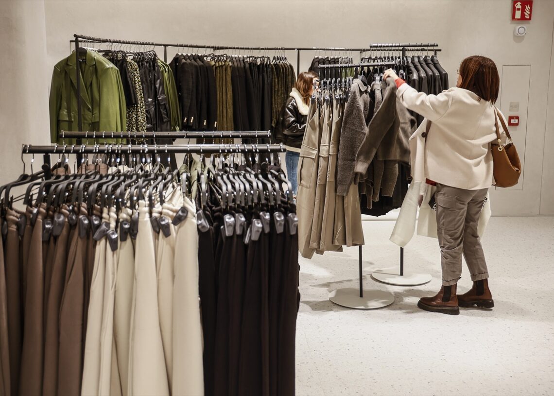 Una mujer mira ropa en la macrotienda de Zara en el Boulevard Austria de Valéncia. Europa Press.