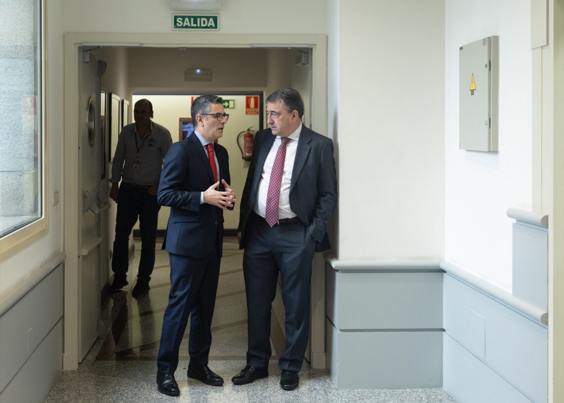 (Foto de ARCHIVO)
El ministro de la Presidencia, Relaciones con las Cortes y Justicia, Félix Bolaños (i), conversa con Aitor Esteban | EDUARDO PARRA (EP)