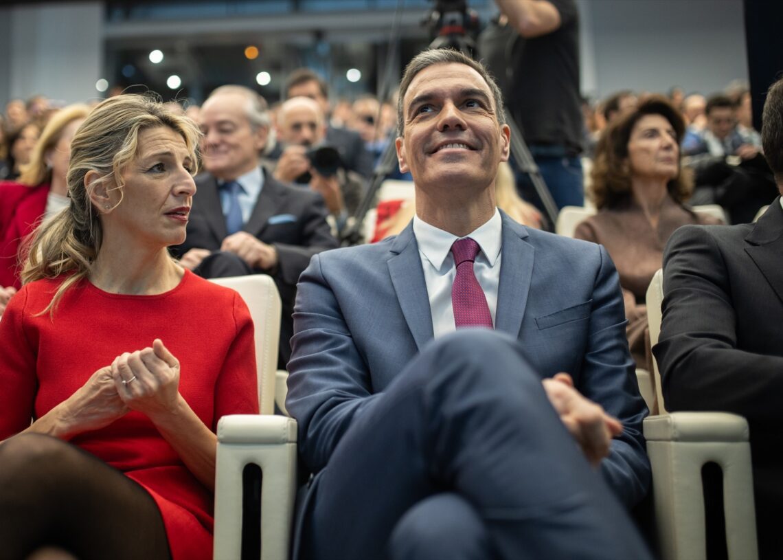 La vicepresidenta segunda y ministra de Trabajo, Yolanda Díaz y el presidente del Gobierno, Pedro Sánchez, durante la clausura del acto de entrega de los 'XI Premios Cepyme 2024' | ALEJANDRO MARTÍNEZ VELEZ (EP)
