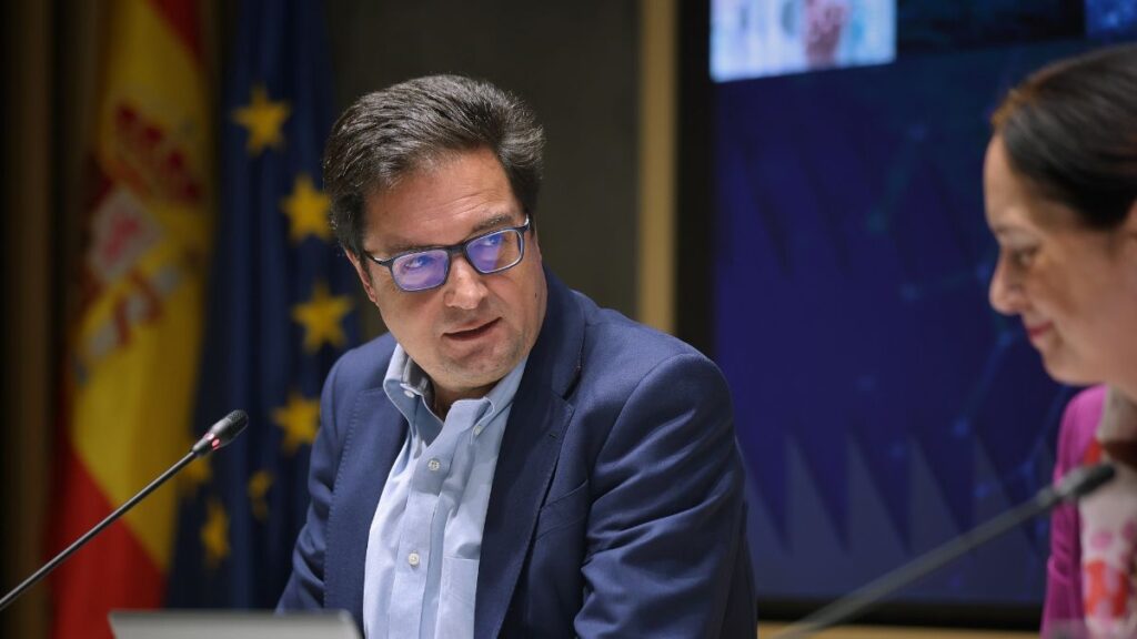 Imagen del ministro para la Transformación Digital y de la Función Pública, Óscar López, acompañado por la secretaria de Estado de Función Pública, Clara Mapelli | Ministerio para la Transformación Digital y de la Función Pública.