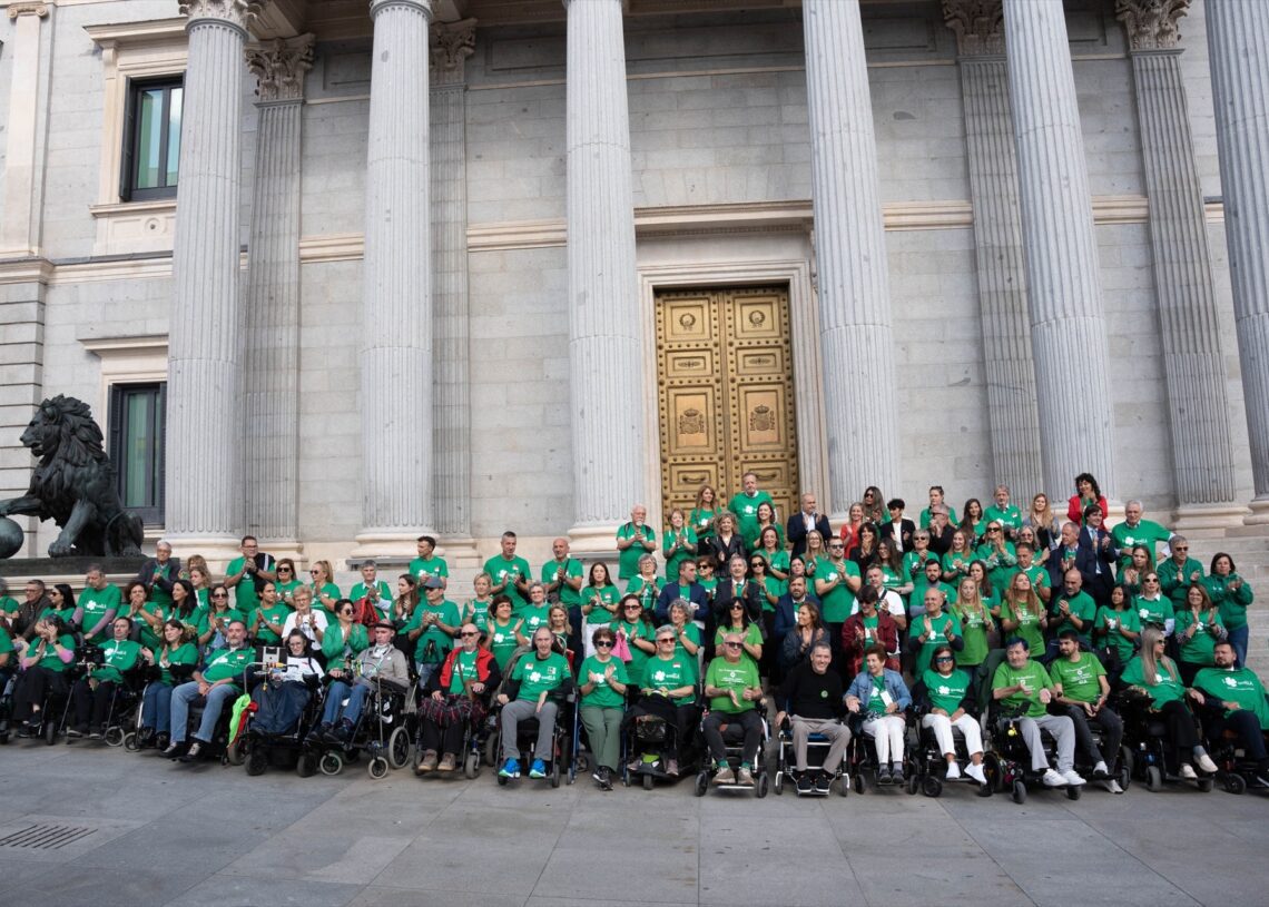 Imagen de archivo de pacientes de ELA y familiares celebrando la aprobación en el pleno del Congreso, el pasado 10 de octubre de 2024 de la proposición de Ley para mejorar la calidad de vida de personas con ELA y otras enfermedades o procesos neurológicos de alta complejidad y curso irreversible | MATIAS CHIOFALO (EUROPA PRESS)