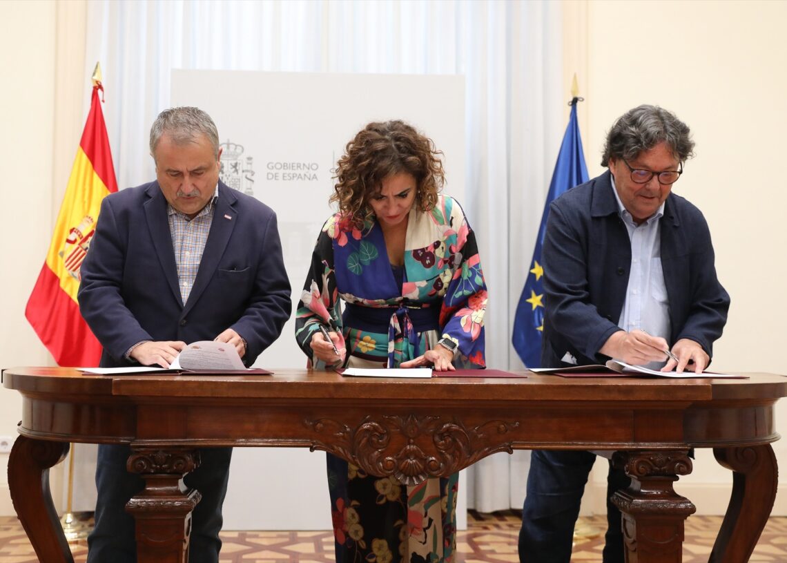 De izquierda a derecha, foto de archivo del coordinador del Área Pública de CCOO, Humberto Muñoz; la  vicepresidenta y ministra de Hacienda y Función Pública, María Jesús Montero y el secretario general de UGT-Servicios Públicos, Julio Lacuerda, firman el Acuerdo Marco para una Administración del Siglo XXI, en la sede del ministerio, el 19 de octubre de 2022 | MARTA FERNÁNDEZ (EUROPA PRESS)