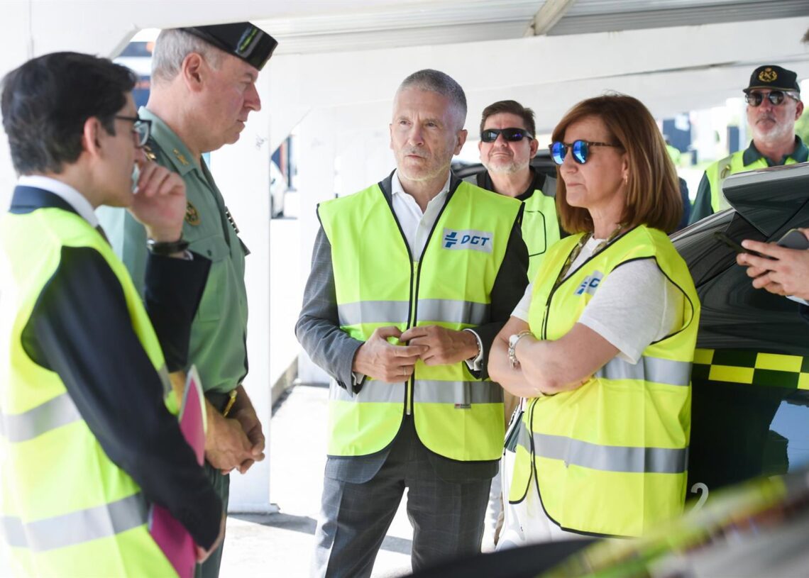 (I-D) El general de División de la Guardia Civil, Tomás García Gazapo; el ministro del Interior, Fernando Grande-Marlaska y la secretaria general de la DGT, María Lidón, durante la presentación de la 'Operación verano 2025' de la DGT, en la carretera M-50Gustavo Valiente - Europa Press
