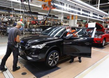 Archivo - Dos trabajadores en la línea de producción del Seat León en la fábrica de Martorell (Barcelona)SEAT - Archivo
