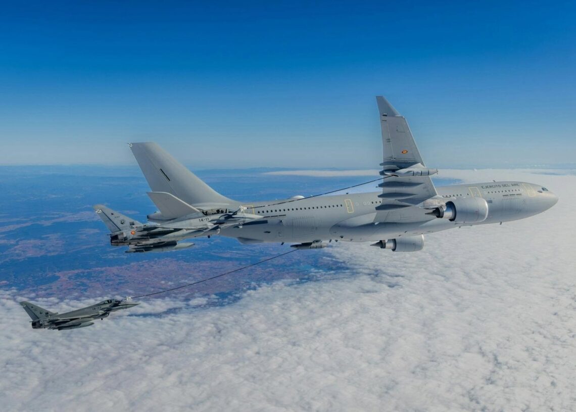 Archivo - Airbus A330 MRTT abasteciendo combustible durante el vuelo.AIRBUS DEFENCE AND SPACE - Archivo