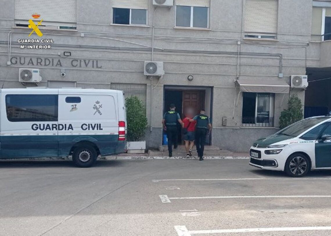 Detenido acusado de grabar a mujeres mientras se duchaban en un gimnasio de TorreviejaGUARDIA CIVIL