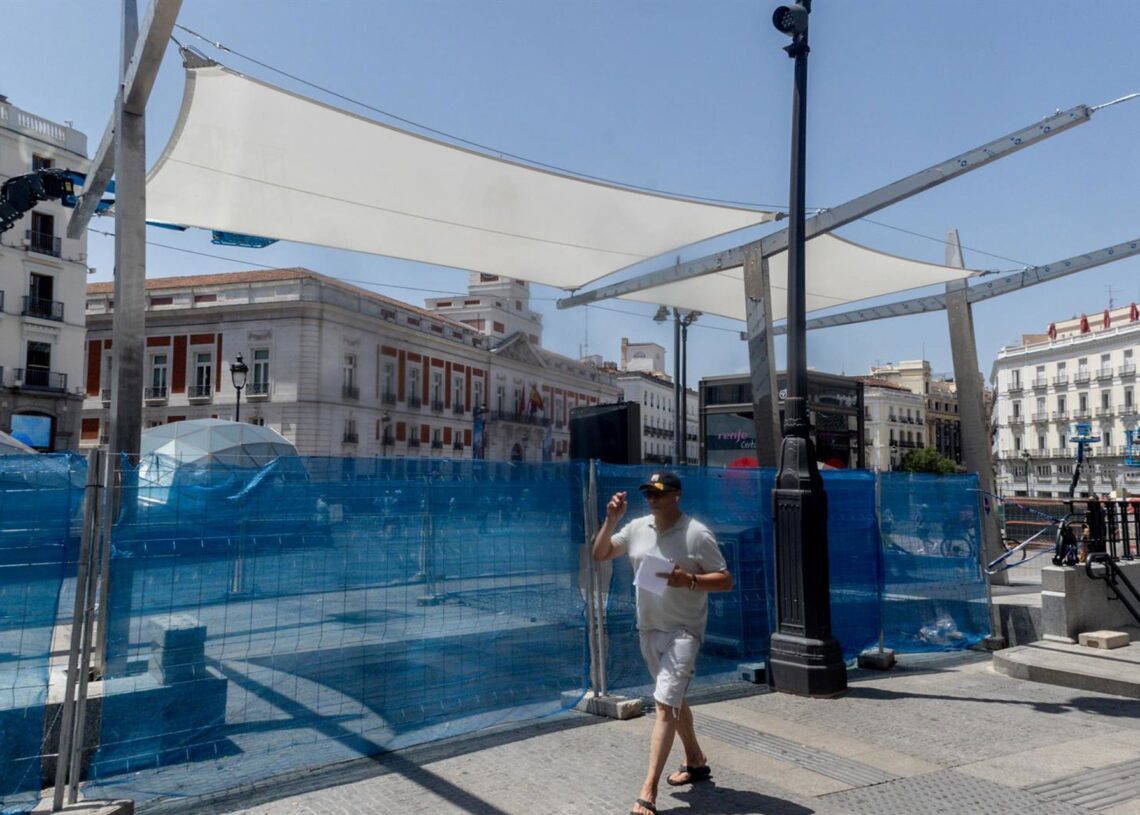 Instalación de unos toldos en la Puerta del Sol, a 20 de junio de 2025, en Madrid (España). Ricardo Rubio - Europa Press