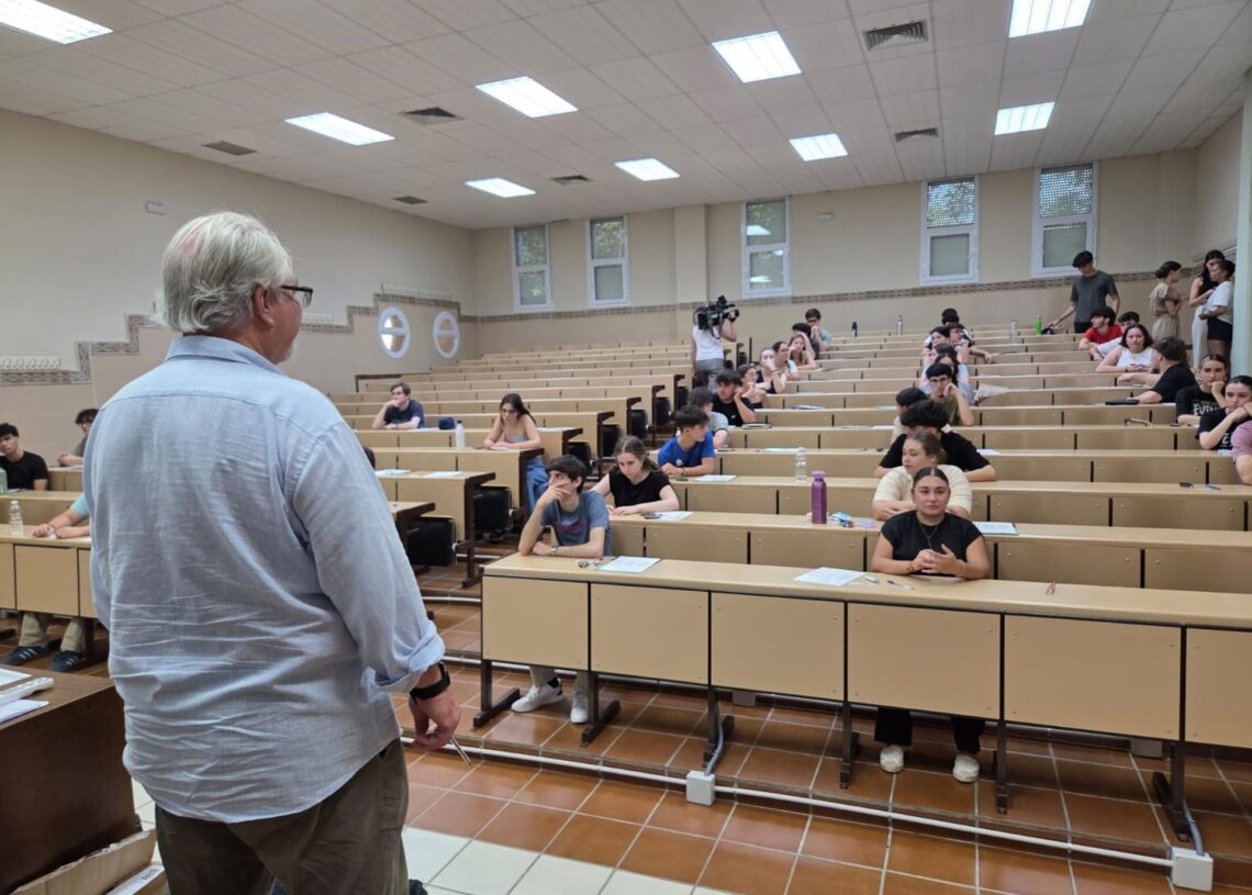 Alumnos antes de enfrentarse a la PAU extraordinaria en el campus pacense.EUROPA PRESS