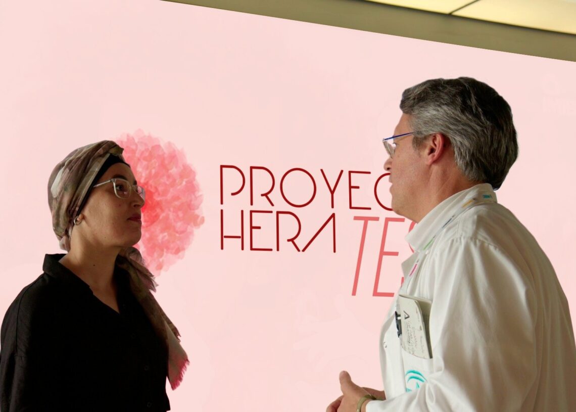 El oncólogo del Hospital Universitario Reina Sofía e investigador principal del proyecto, Juan de la Haba, junto a una de las mujeres diagnosticadas en el Proyecto HERA.JUNTA DE ANDALUCÍA