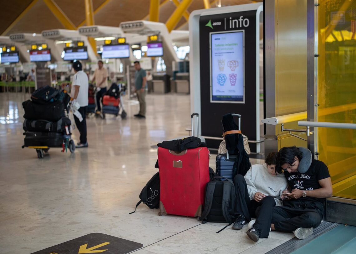 Dos personas con maletas en el aeropuerto Adolfo Suárez Madrid-Barajas durante la primera operación salida del verano 2025, a 27 de junio de 2025, en Madrid (España).  Alejandro Martínez Vélez - Europa Press