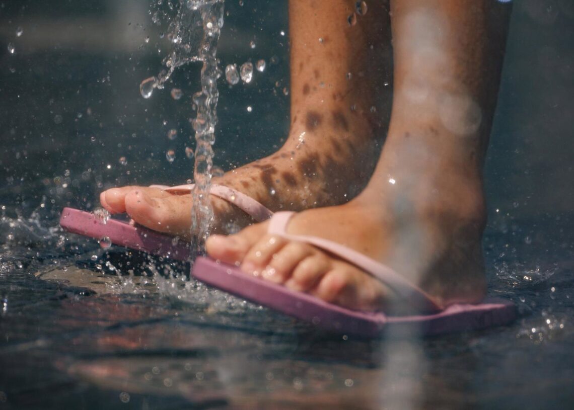 Archivo - Una niña juega en el agua para refrescarse en Madrid Rio, a 26 de junio de 2023, en Madrid (España). Eduardo Parra - Europa Press - Archivo