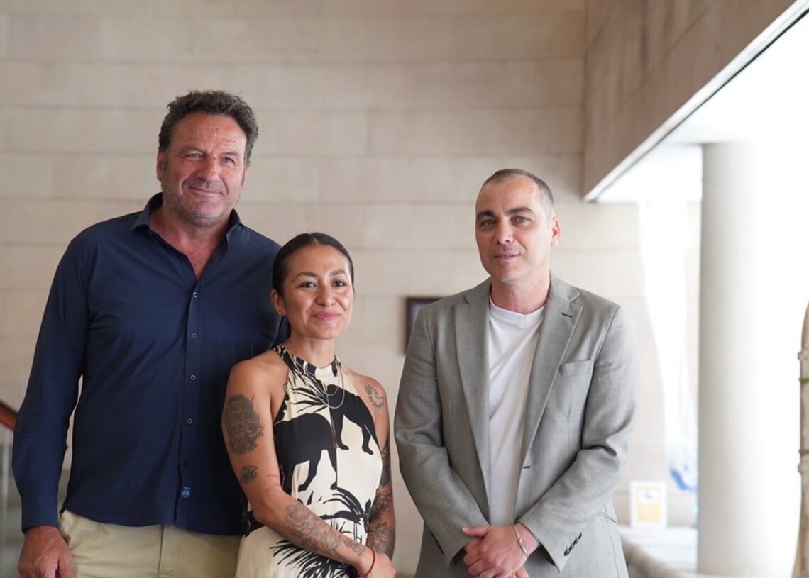 El alcalde de Sallent de Gállego, Jesús Jericó; la directora de Pirineos Sur, Amalia Ortiz y el diputado de Cultura de la Diputación de Huesca, Carlos Sámperiz.DIPUTACIÓN DE HUESCA