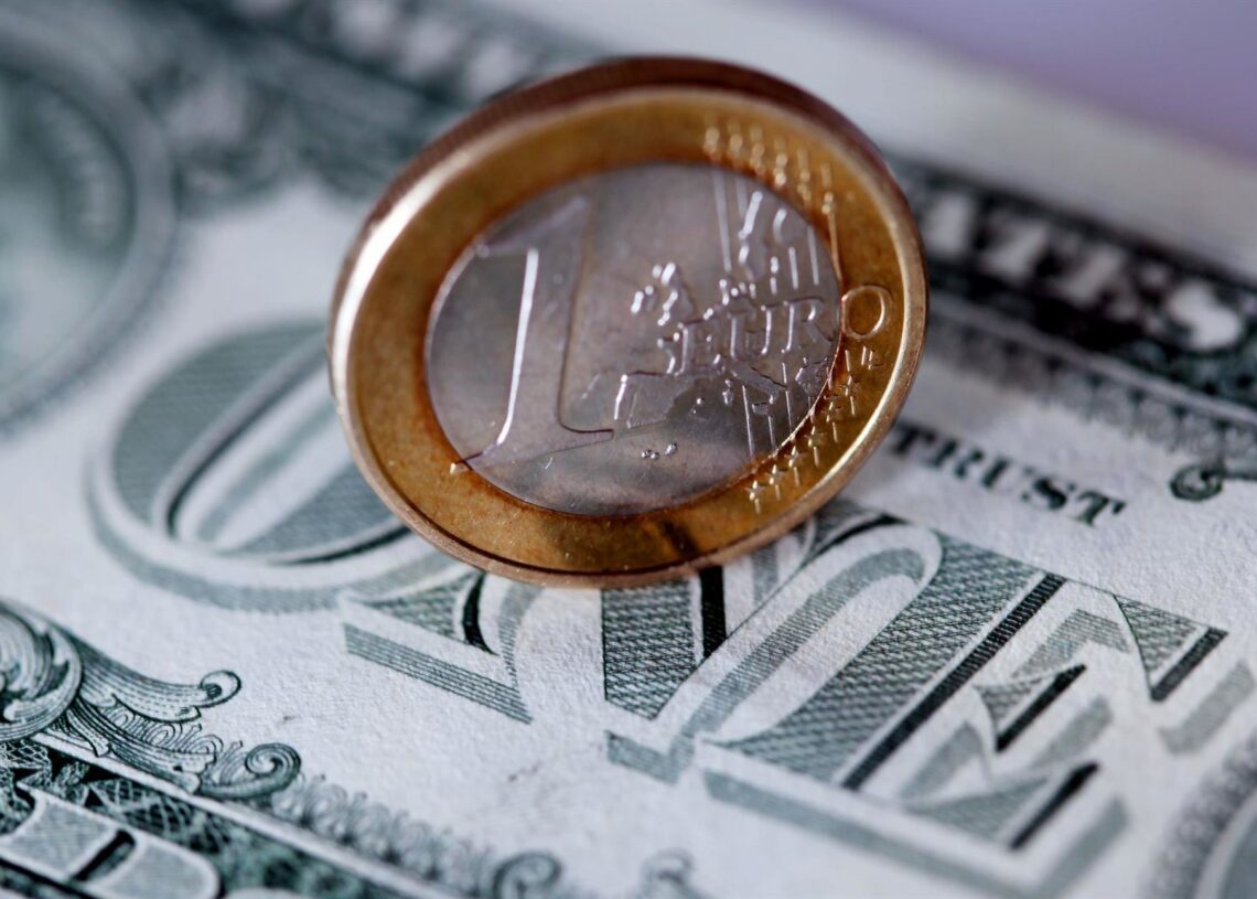 Archivo - FILED - 09 May 2011, Cologne: A one-euro coin lies on a one-dollar bill. The value of the euro currency has fallen to reach parity with the US dollar for the first time in almost 20 years. Photo: picture alliance / Oliver Berg/dpapicture alliance / Oliver Berg/d / DPA - Archivo