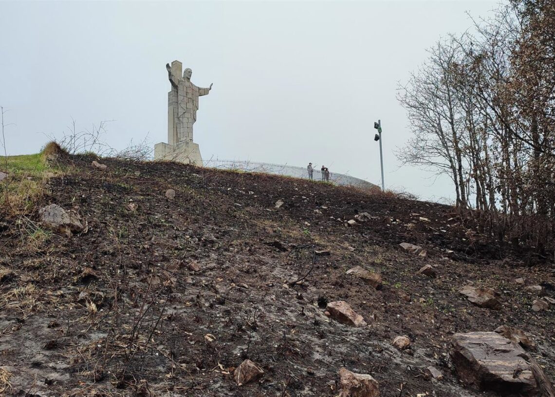 Archivo - El Monte Naranco, en Oviedo, tras el incendio que sufrió el 31 de marzo de 2023.EUROPA PRESS - Archivo