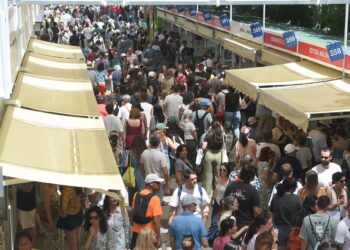 Archivo - Cientos de personas durante la 84ª Feria del Libro de Madrid, en el parque del Retiro, a 31 de mayo de 2025, en Madrid (España). Esta edición de la Feria del Libro está dedicada a la ciudad de Nueva York y se prolongará hasta el 15 de junio. EntGustavo Valiente - Europa Press - Archivo