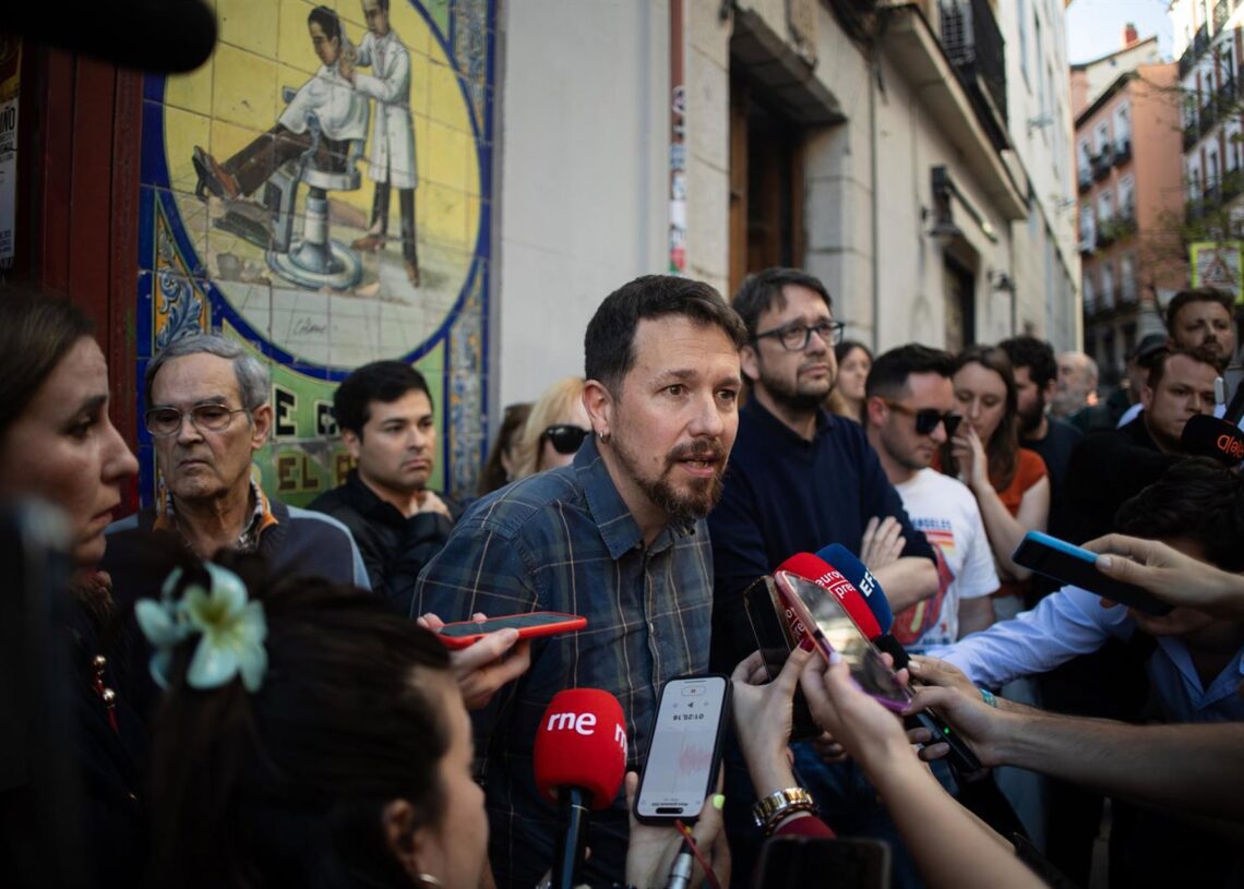 Archivo - El exvicepresidente y exsecretario general de Podemos Pablo Iglesias, atiende a los medios de comunicación a su llegada a la presentación de su nuevo libro 'Enemigos íntimos', en la Taberna Garibaldi, a 8 de abril de 2025, en Madrid (España).Alejandro Martínez Vélez - Europa Press - Archivo