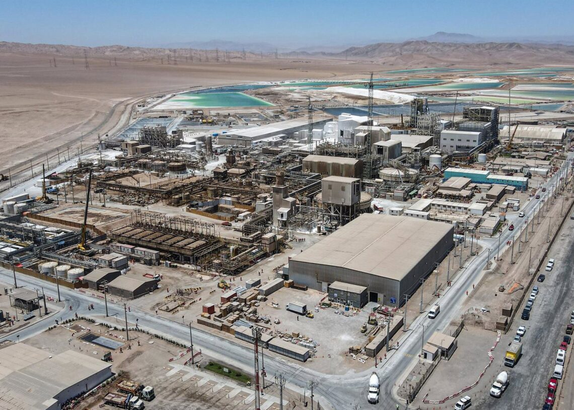 Archivo - 25 October 2022, Chile, Antofagasta: View of the plant of the Chilean company SQM, where lithium mined from the Atacama Desert is processed into lithium hydroxide and lithium carbonate.Lucas Aguayo Araos/dpa - Archivo
