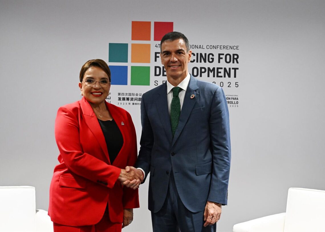 La presidenta de Honduras, Xiomara Castro y el presidente del Gobierno, Pedro Sánchez, durante la firma de un nuevo Marco de Asociación para el Desarrollo.Pool Moncloa/Boja Puig de la Bellacasa