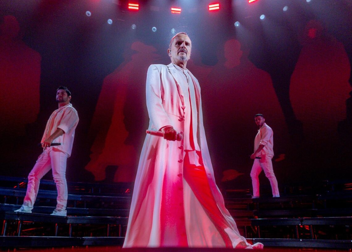 El cantante Miguel Bosé durante el concierto en el Movistar Arena.Ricardo Rubio - Europa Press