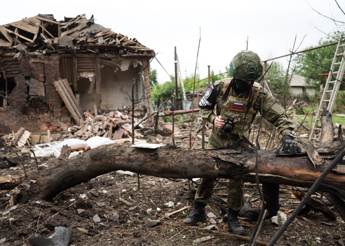 Archivo - Vista de un militar ruso en la escena de un ataque de las Fuerzas Armadas de Ucrania en Donetsk Europa Press/Contacto/Dmitry Yagodkin - Archivo