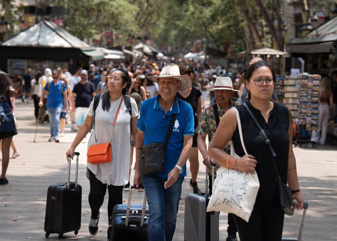 Archivo - Varias personas pasean por Las Ramblas, a 30 de junio de 2023, en Barcelona, Cataluña (España).  David Zorrakino - Europa Press - Archivo