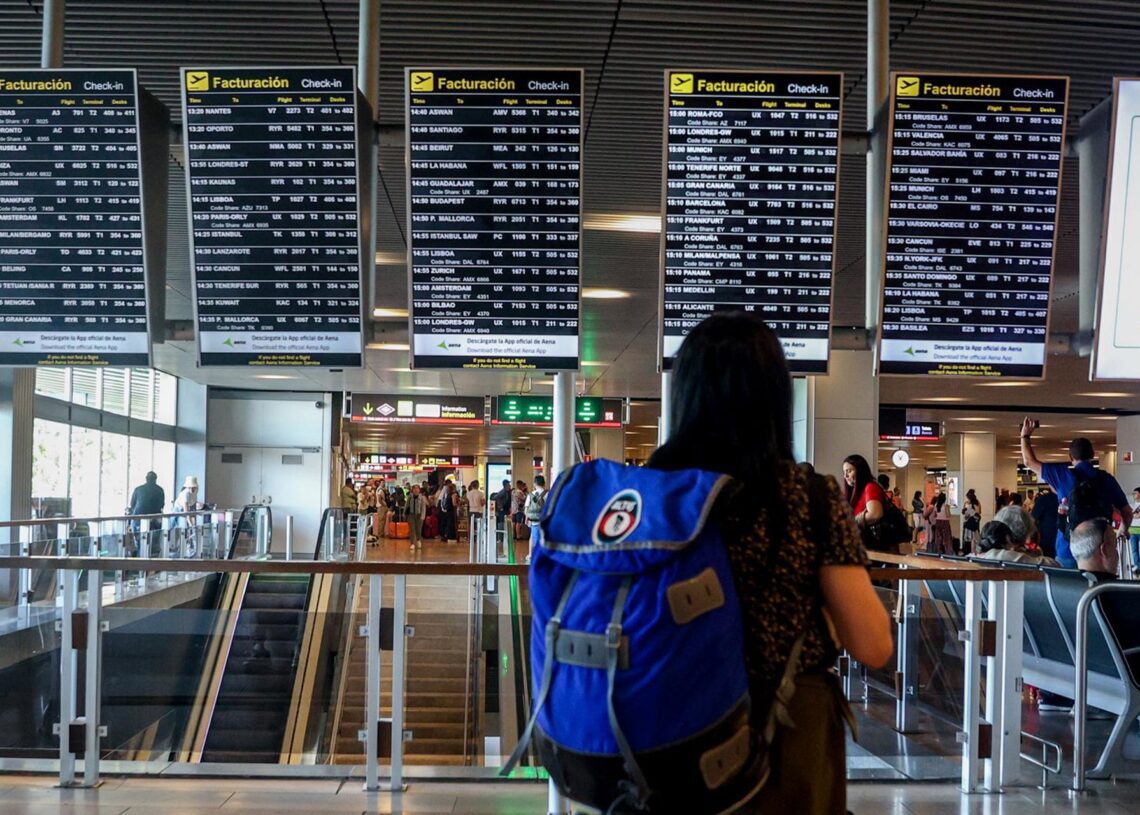 Archivo - Una mujer con una mochila observa los paneles de facturación en el aeropuerto Adolfo Suárez-Madrid Barajas, a 4 de agosto de 2023, en Madrid (España).  Ricardo Rubio - Europa Press - Archivo
