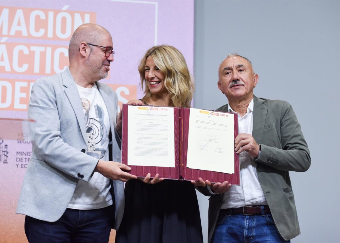Archivo - La vicepresidenta segunda y ministra de Trabajo y Economía Social, Yolanda Díaz (c), firma con los secretarios generales de CCOO, Unai Sordo (i) y de UGT, Pepe Álvarez (d), el acuerdo para el Estatuto del BecarioGustavo Valiente - Europa Press - Archivo
