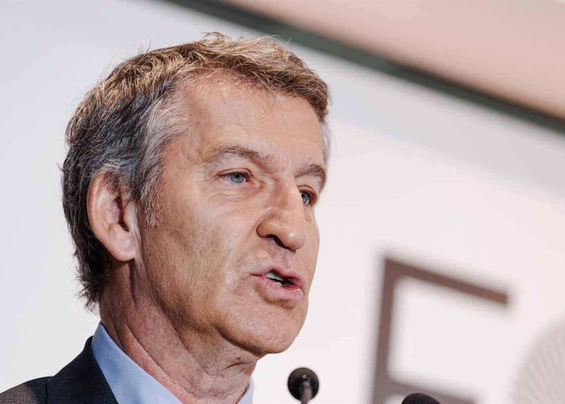 El presidente del PP, Alberto Núñez Feijóo, presenta al alcalde de Murcia, José Ballesta, en el Foro ABC, en la sede de ABC, a 24 de junio de 2025, en Madrid (España).Carlos Luján - Europa Press