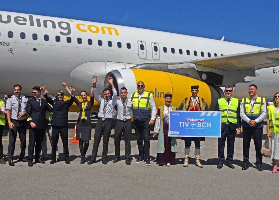 La tripulación del primer vuelo entre Barcelonay Tivat (Montenegro) de Vueling.VUELING