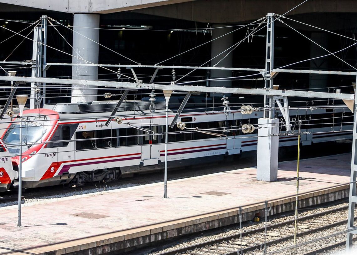 Archivo - Un tren de renfe en los andenes de la estación de Puerta de AtochaRicardo Rubio - Europa Press - Archivo
