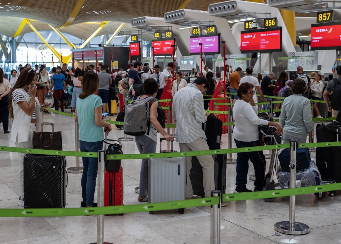 Varias personas en los mostradores de facturación del aeropuerto Adolfo Suárez Madrid-BarajasAlejandro Martínez Vélez - Europa Press