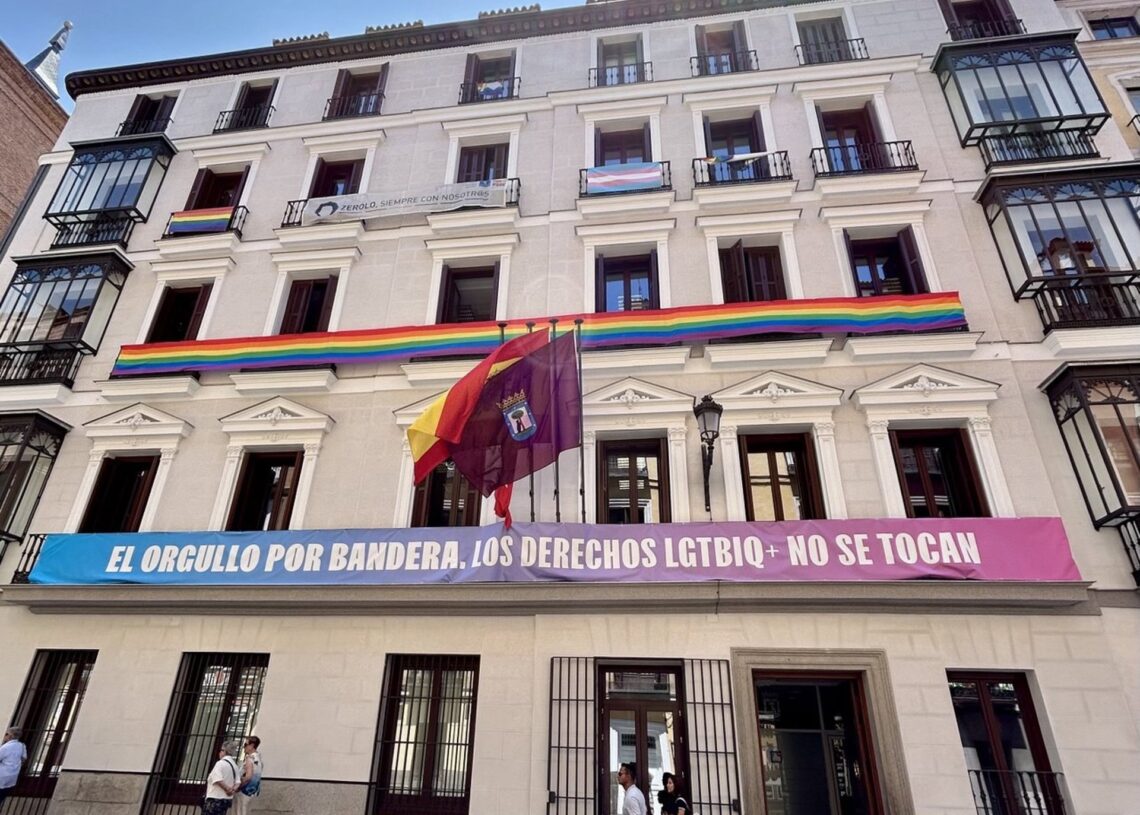 Banderas LGTBQ+ en los balcones de Más Madrid y PSOE en el Edificio de Grupos MunicipalesMÁS MADRID