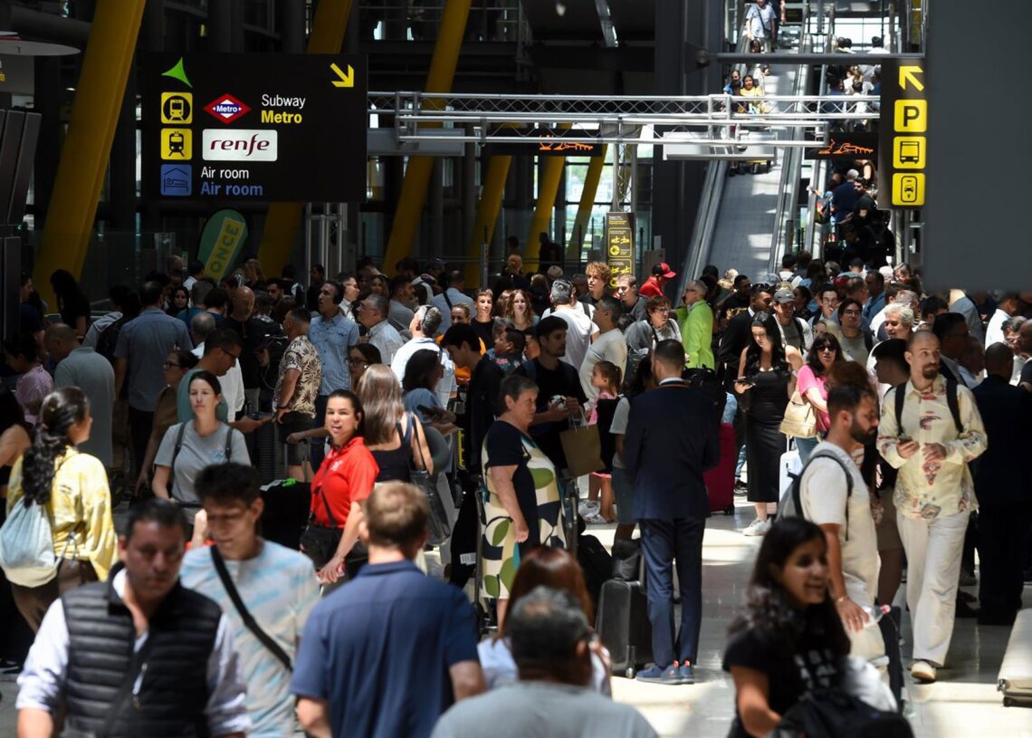 Pasajeros esperan en la entrada de la Terminal 4 de Barajas durante el colapso por falta de personal, a 2 de julio de 2025, en Madrid (España). Gustavo Valiente - Europa Press