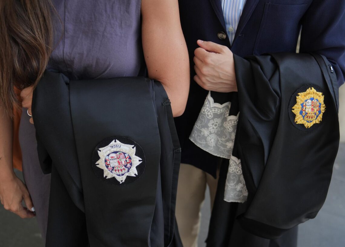 Jueces y fiscales con las togas en las manos, durante un paro de diez minutos de asociaciones de jueces y fiscales, frente a Ciutat de la Justicia, a 11 de junio de 2025, en Barcelona, Cataluña (España).David Zorrakino - Europa Press