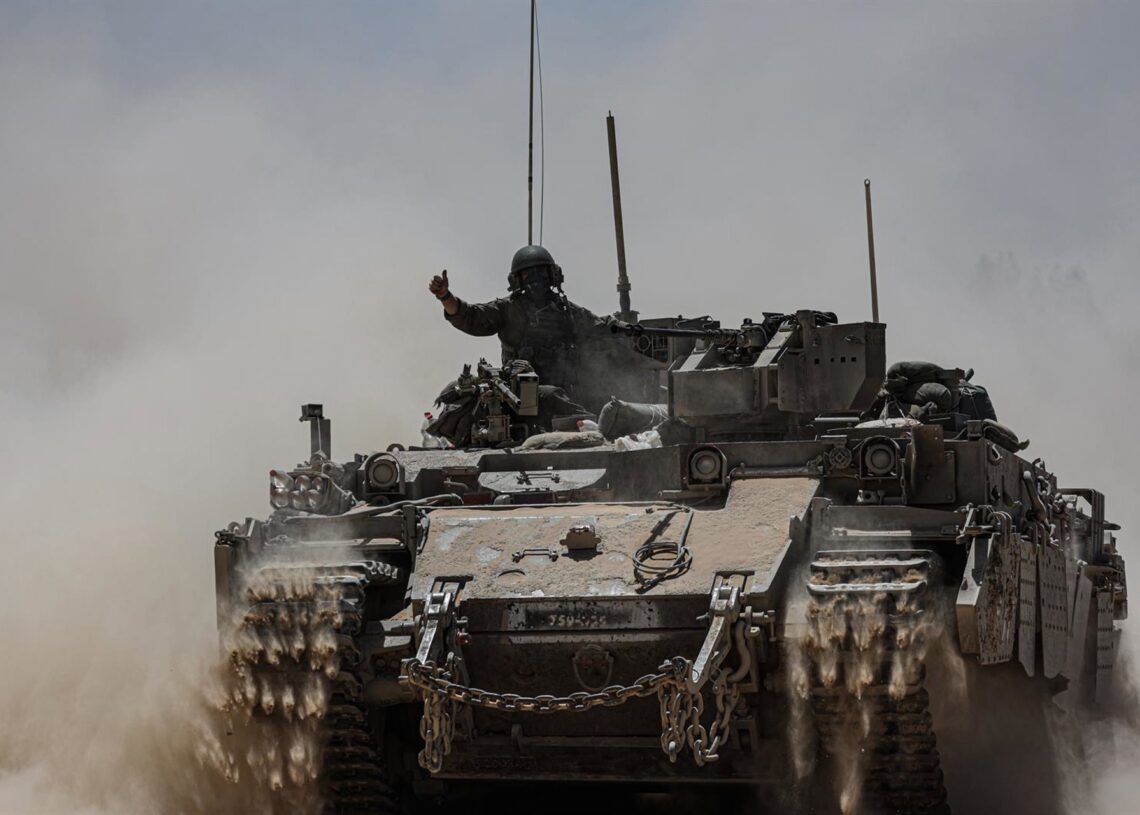 Soldado israelí sobre un carro de combate en la Franja de GazaEuropa Press/Contacto/Saeed Qaq
