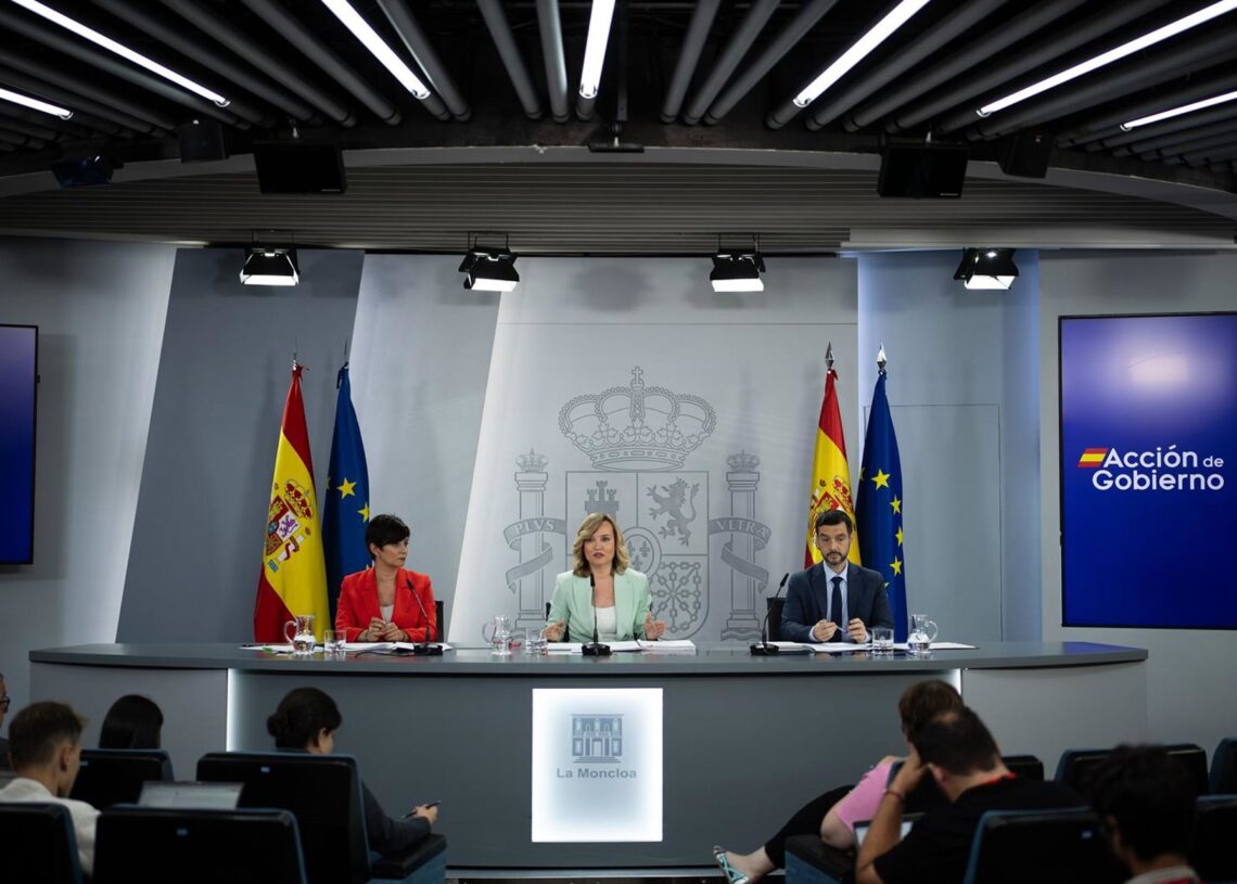 La portavoz del Gobierno, Pilar Alegría (c), la ministra de Vivienda, Isabel Rodríguez (i), y el ministro de Derechos Sociales, Pablo Bustinduy (d), ofrecen declaraciones a la prensa tras el Consejo de Ministros, a 1 de julio de 2025, en Madrid (España).Alejandro Martínez Vélez - Europa Press