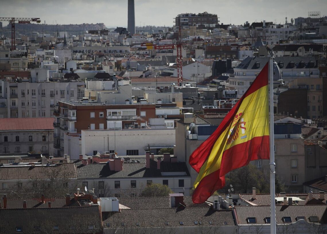 Archivo - La bandera de España en una visual de los  tejados de Madird desde la Torre Colón. Eduardo Parra - Europa Press - Archivo
