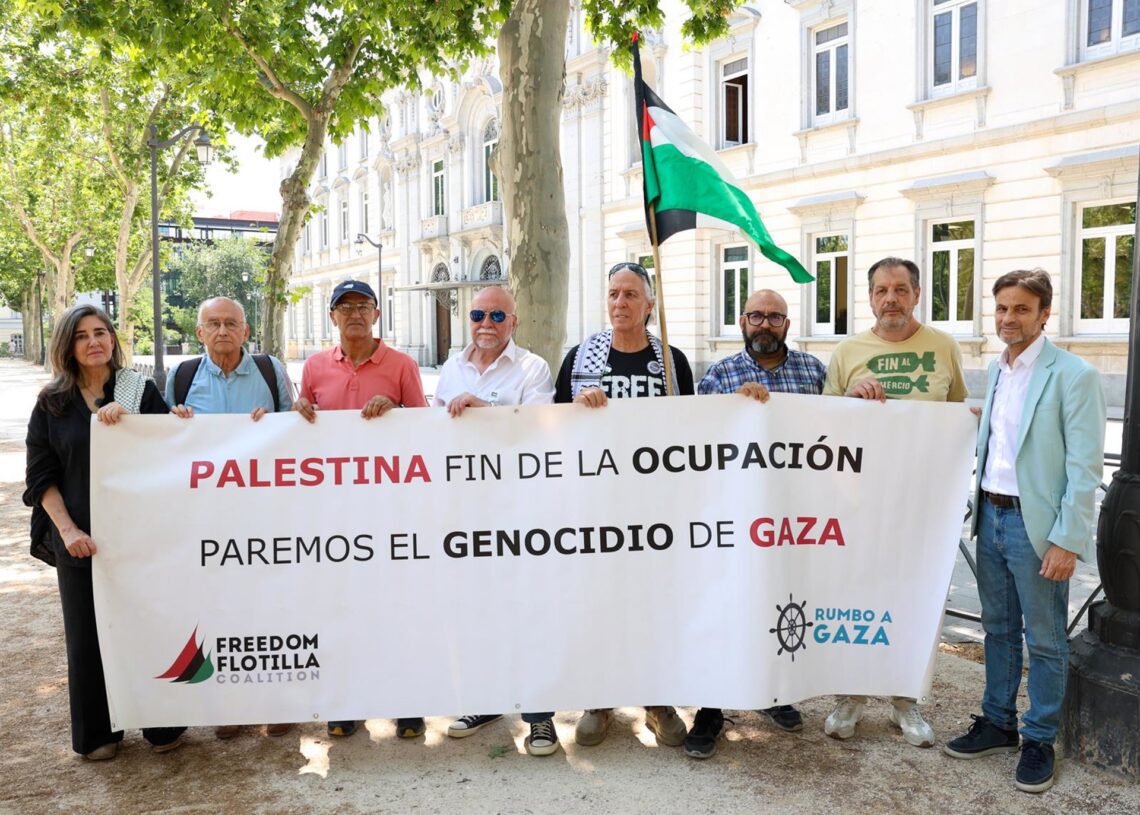 El eurodiputado y abogado Jaume Asens (d) y el único español a bordo de la Flotilla de la Libertad Sergio Toribio (3d), a 3 de julio de 2025, en Madrid (España).Marta Fernández - Europa Press