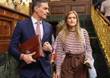 Archivo - El presidente del Gobierno, Pedro Sánchez, y la ministra de Energía y Transición Ecológica, Sara Aagesen, durante una sesión de control al Gobierno, en el Congreso de los Diputados, a 14 de mayo de 2025, en Madrid (España). Marta Fernández - Europa Press - Archivo