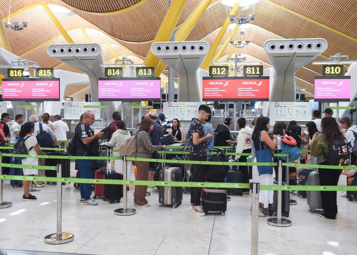 Pasajeros esperan en la entrada de la Terminal 4 de Barajas durante el colapso por falta de personal, a 2 de julio de 2025, en Madrid (España).Gustavo Valiente - Europa Press