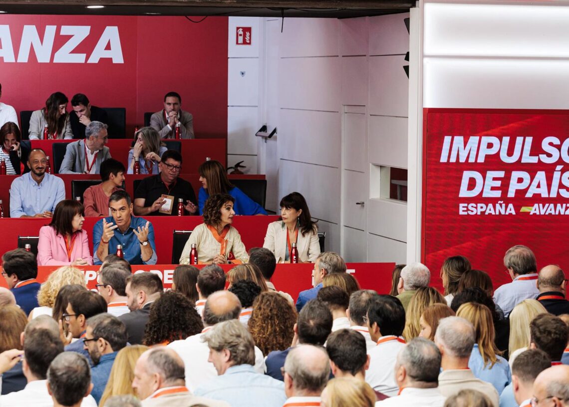 Archivo - (I-D) La presidenta del PSOE, Cristina Narbona, el presidente del Gobierno y Secretario General del PSOE, Pedro Sánchez; la vicesecretaria general del PSOE, vicepresidenta primera del Gobierno y ministra de Hacienda, María Jesús Montero, y la miCarlos Luján - Europa Press - Archivo