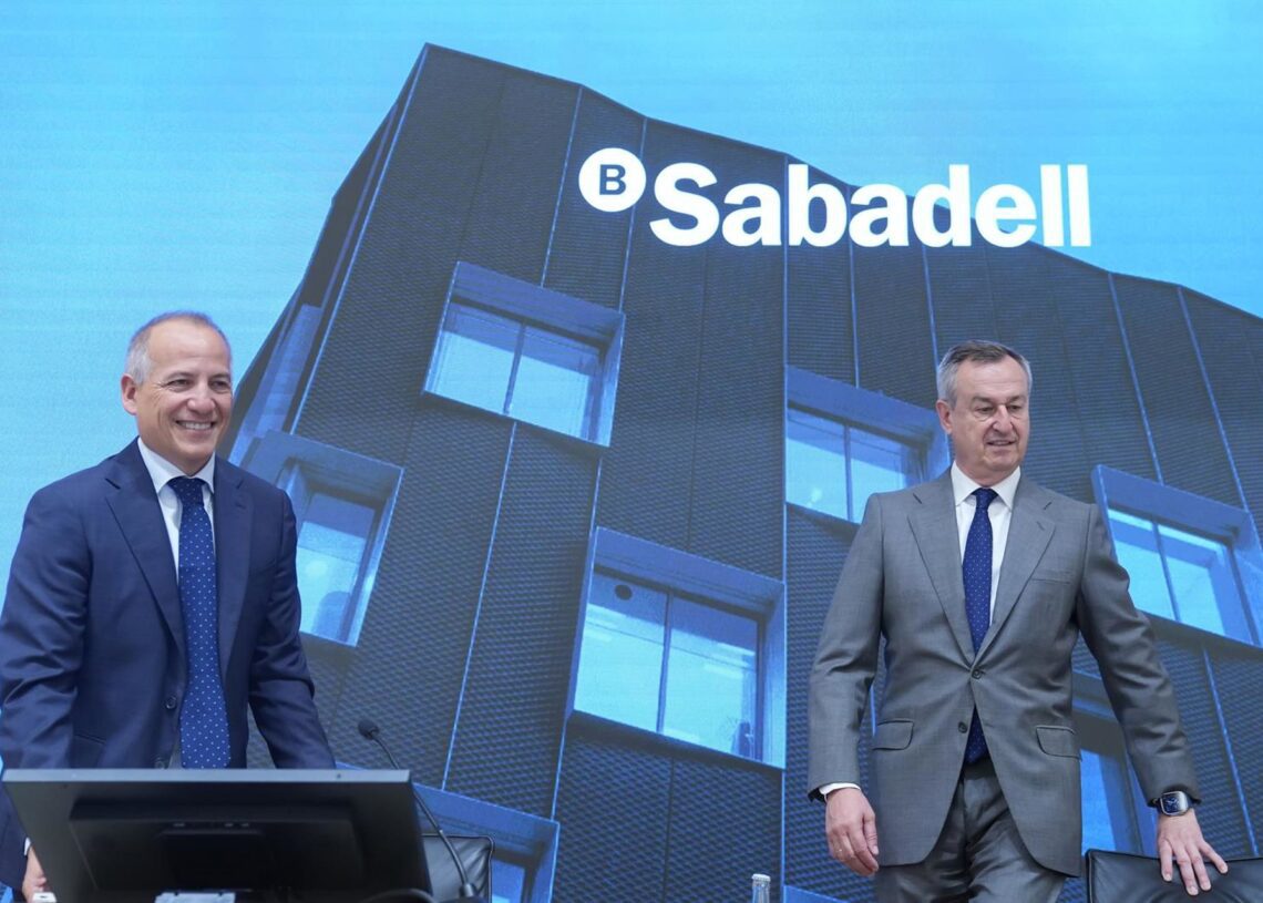 El ceo de Banc Sabadell César González-Bueno y el director financiero Sergio Palavecino explican la operación de TSB, a 2 de julio de 2025, en San Cugat, Barcelona, Cataluña (España). David Zorrakino - Europa Press