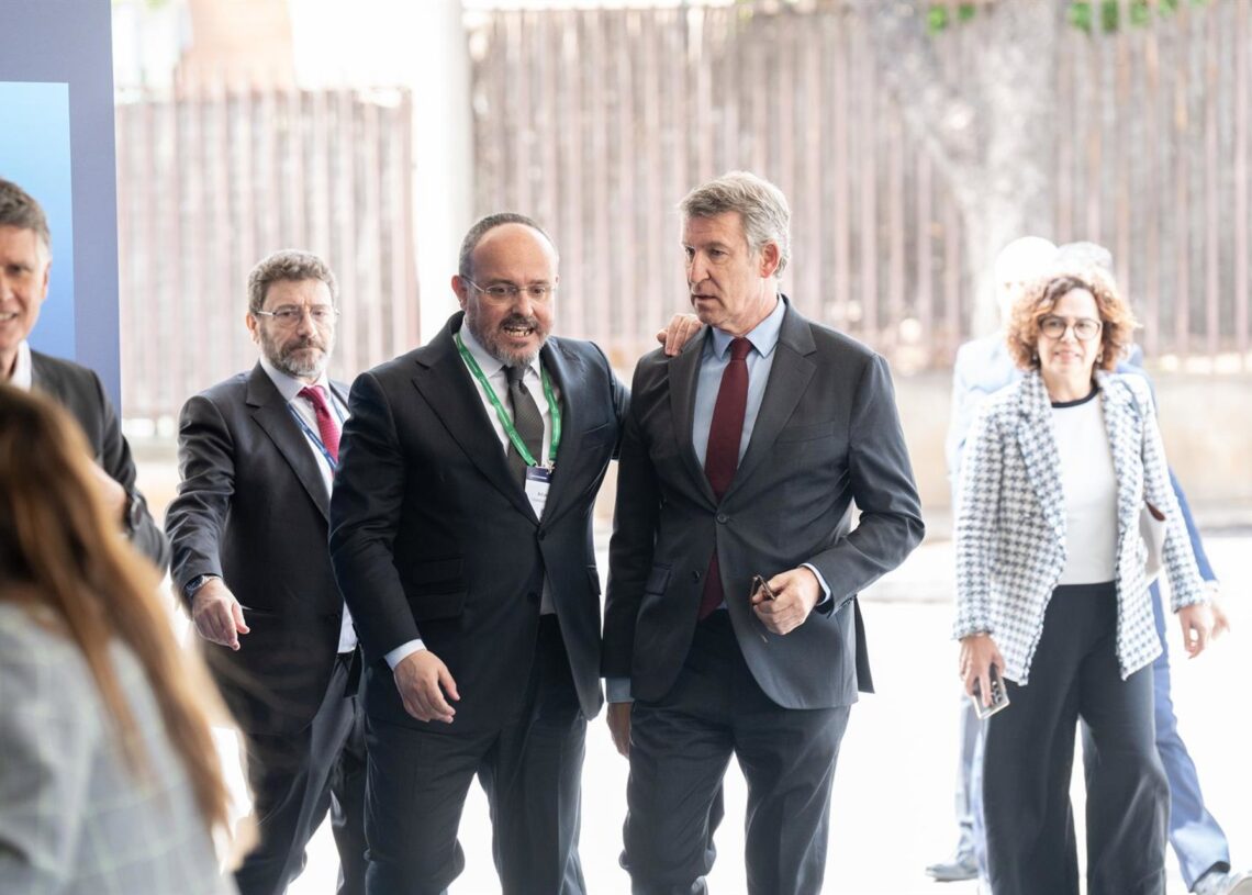 Archivo - El presidente del Partido Popular, Alberto Núñez Feijóo, y el presidente del PP de Cataluña, Alejandro Fernández, a su llegada a la 40 Reunió Cercle d'Economia, en el Palau de Congresos de Cataluña, a 6 de mayo de 2025, en Madrid (España).David Zorrakino - Europa Press - Archivo