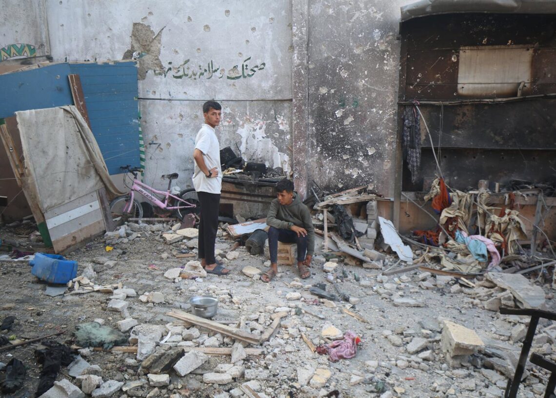 Jóvenes gazatíes en el lugar donde estaba la escuela Mustafa Hafez, que funcionaba como refugio de personas desplazadas, atacada por el Ejército de IsraelEuropa Press/Contacto/Omar Ashtawy