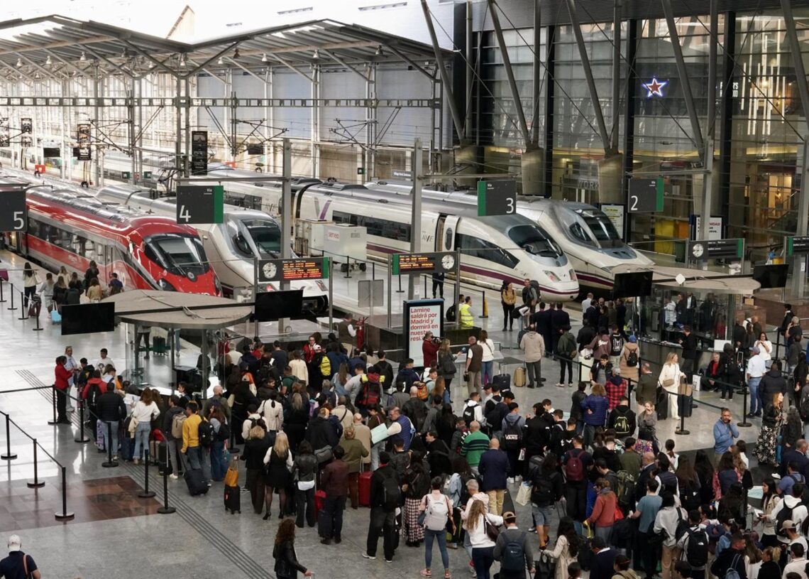 Archivo - Pasajeros en la estación de Málaga María Zambrano esperando un tren tras el robo de cobre que afectó a líneaEUROPA PRESS/ALEX ZEA - Archivo