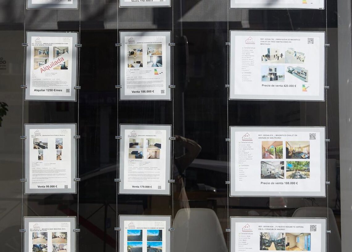 Archivo - Anuncios de pisos en venta en una inmobiliaria, a 13 de abril de 2024, en Madrid (España). Jesús Hellín - Europa Press - Archivo