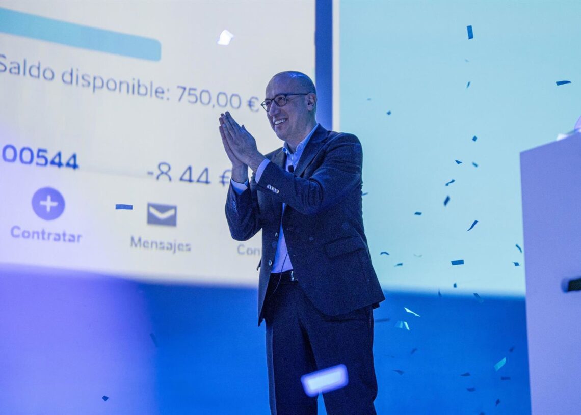 Archivo - El consejero delegado de BBVA, Onur Genç, presenta la nueva 'app' del banco, en el auditorio de Ciudad BBVA. a 20 de mayo de 2025, en Madrid (España). La nueva app de BBVA 2025, disponible para Android e iOS, ofrece una mayor funcionalidad, basaGabriel Luengas - Europa Press - Archivo