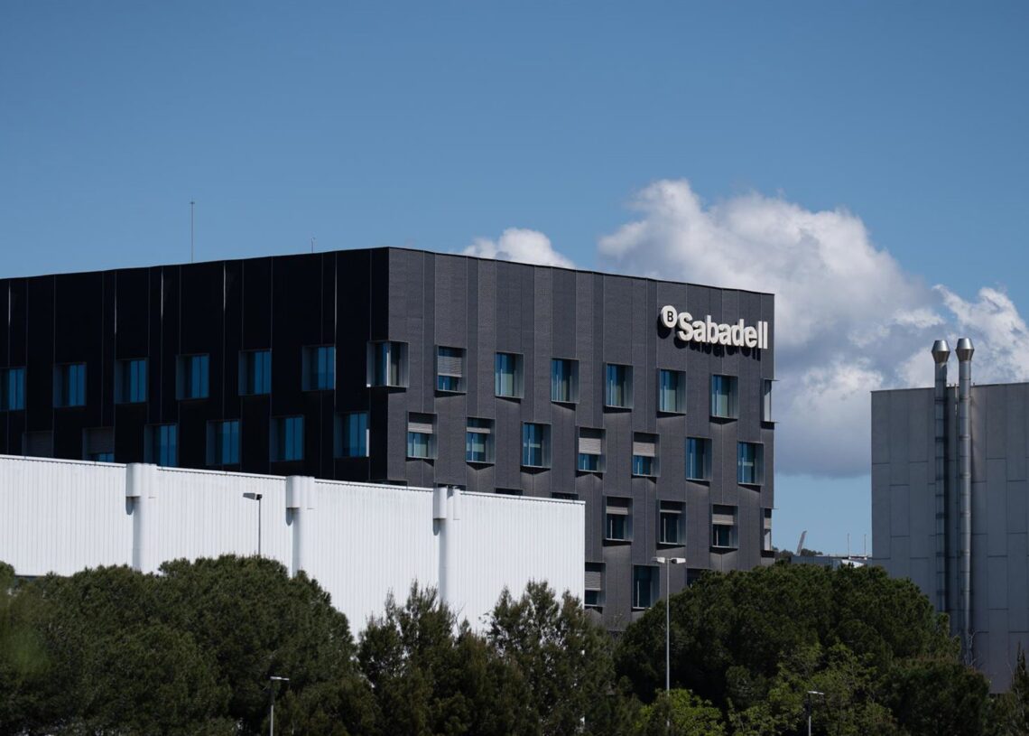Archivo - Exterior de la sede de Banco Sabadell, a 17 de abril de 2025, en Barcelona, Cataluña (España).David Zorrakino - Europa Press - Archivo